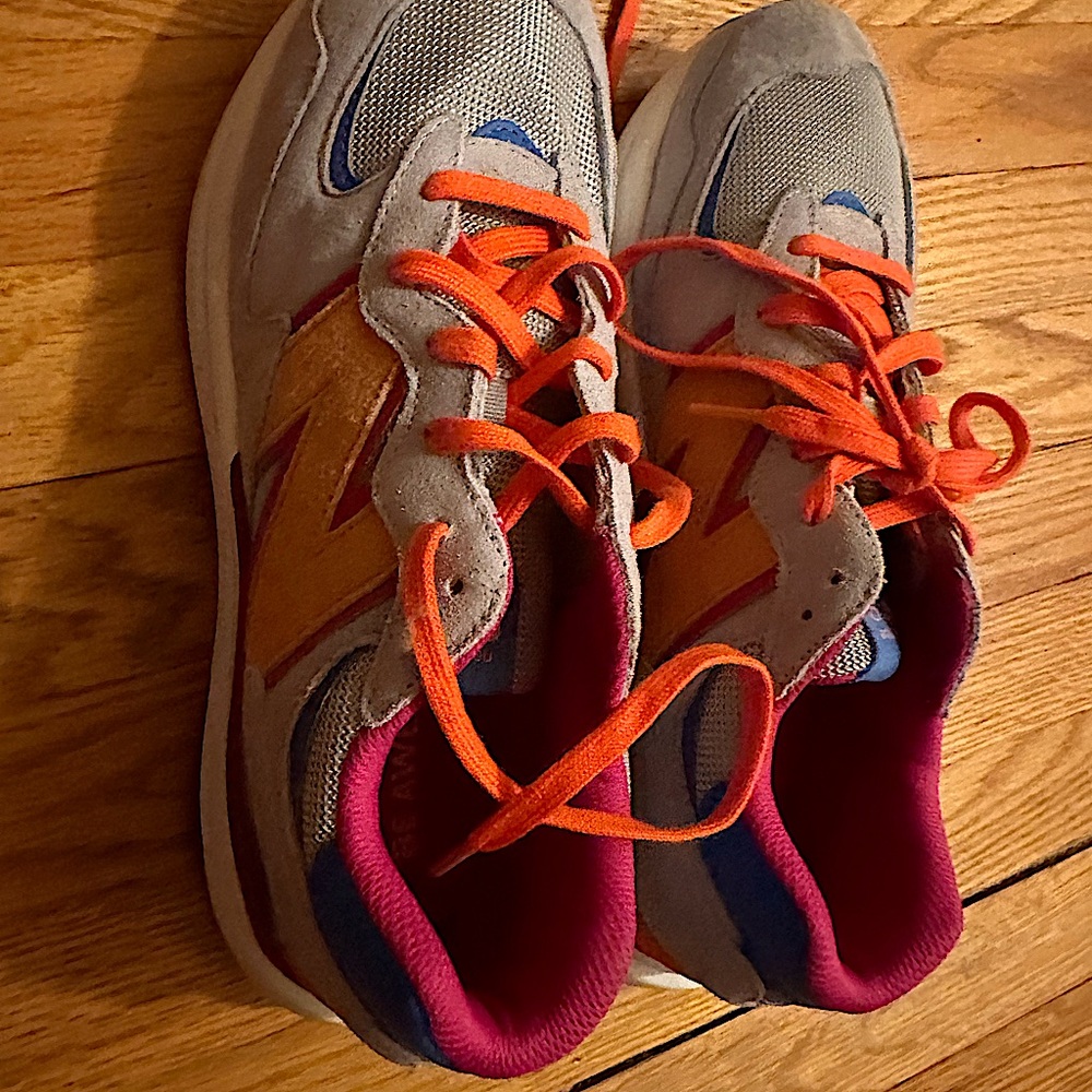 Figs New Balance Unisex M10/W11.5 sunset orange.